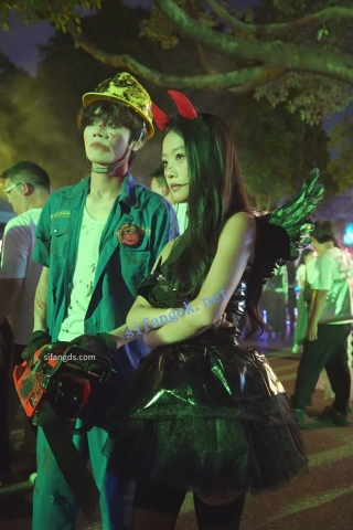 (BC-AA-611)黑丝吊带袜蕾丝裙小姐姐..逛街被开灯CD反差白内