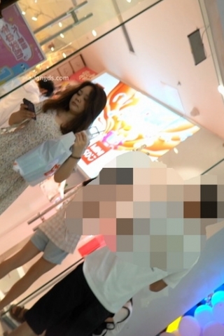 kc1443（空城原创）微胖花裙小少妇逛商场，薄丝微透肉色N裹肉臀