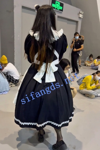 trump806【 KFC 】洛丽塔裙靓女。黑丝袜白内.专注玩手机没察觉脚下CD