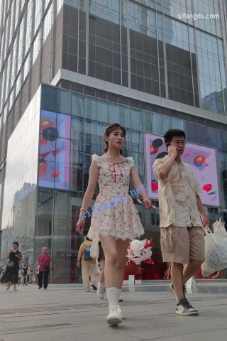 CS101【CSCD】白色印花连衣裙小姐姐和男朋友逛街，黑色窄内