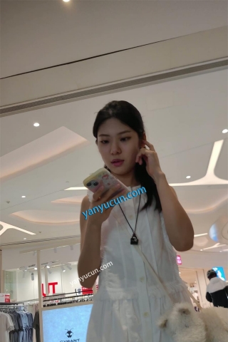 XM368白色了连衣裙小姐姐和男朋友逛街，粉色斑点内