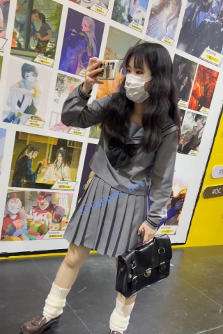 trump1090【KFC】JK制服学生妹逛街拍照。绿色内内翘起屁股贴着CD