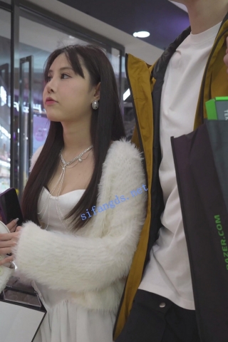 (BC-AA-404)半透超短吊带裙美女逛街..男友面前抄底微透骚内