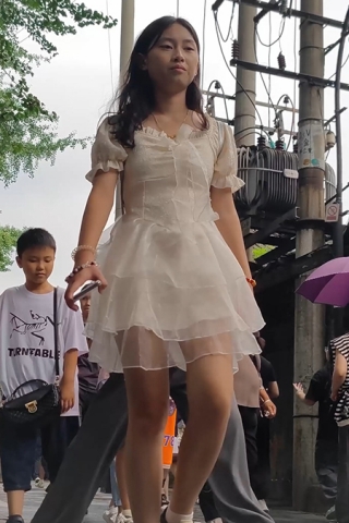 XM143白色蕾丝连衣裙小姐姐和同学逛街，绿色内