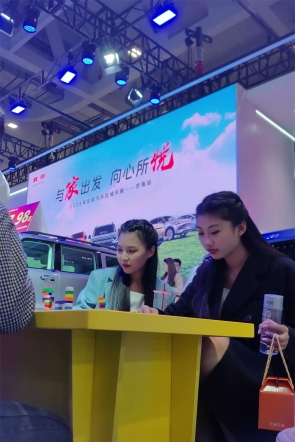 XM715车展模特空闲时间领礼品抄底，白色窄内