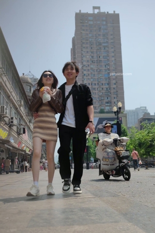 XM218黄色条纹包臀裙小姐姐和男朋友逛街，白色内内