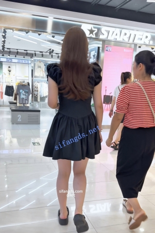 trump1109【KFC】黑色长裙学生妹和妈妈逛街。白色内内前后CD纯欲风