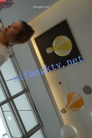 kc862（空城原创）带孩子玩娃娃机的白裙少妇，通透CD黑N黑罩