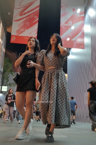 XM242黑色连衣裙美女和闺蜜逛街，黑色窄内