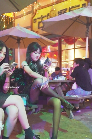 (BC-AA-513)蓬蓬裙小姐姐坐下走光..黑丝被灯光照的和裸腿一样