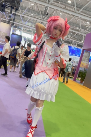 trump1164【KFC】学生妹COSER独自逛展。白色过膝袜黑色骚丁·玩反差