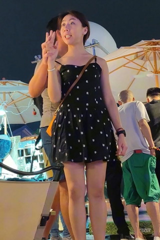 XM045黑色连衣裙少妇和老公逛夜市，抄底黑色宅内