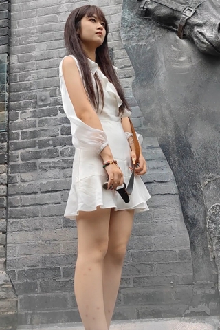 XM089白色连衣裙美女和闺蜜出来旅游，粉色内内