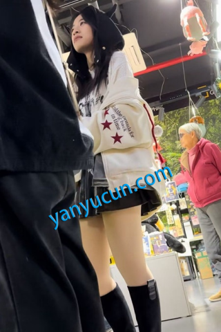 lh014[CD抄底]CD抄底清纯学妹靴子肉丝无打底裤