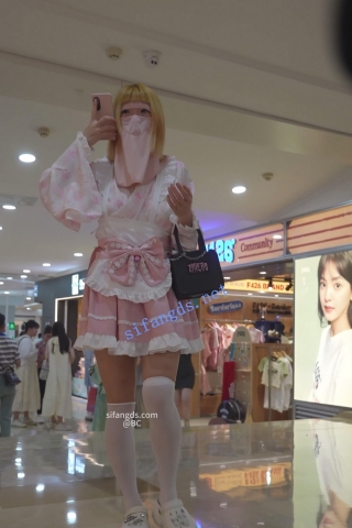 (BC无内5)⭐金发粉裙女仆.无内打电话等人.疑似进行露出任务