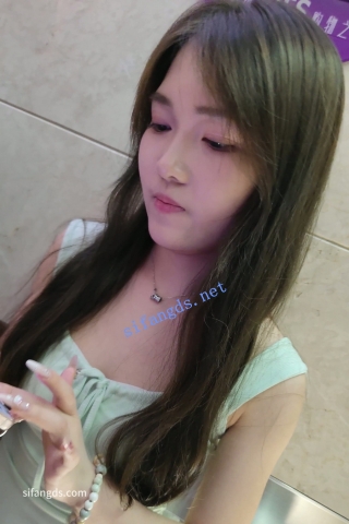 CS072【CSCD】绿色包臀裙美女和家人吃饭，前后抄底粉色内内