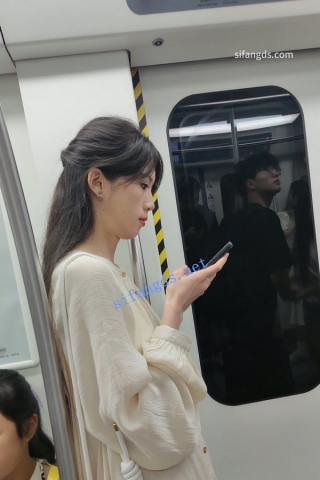 CS007【CSCD】穿着国风长裙高颜值气质美女，扶梯抄底白色内