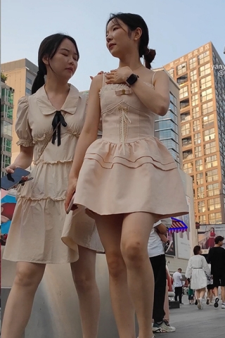 XM093姐妹两个出来逛街，一个黑色内一个粉色内