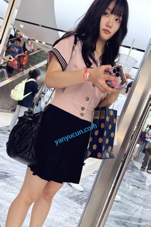 trump1450【KFC】水手服JK学生妹逛街·走累蹲下相机直接塞进裙底贴逼CD