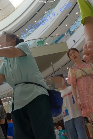 kc295（空城原创）带孩子商场玩的花裙白嫩少妇，淡紫丝质透明N