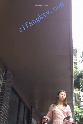 kc222（空城原创）拿着行李箱准备打车的粉色连衣裙肉丝黑N少妇