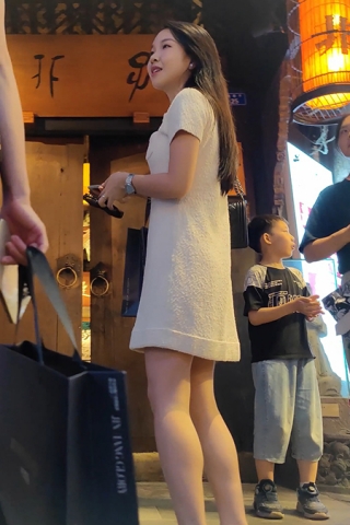 XM104白色连衣裙美女，白色内裤上沾点姨妈血