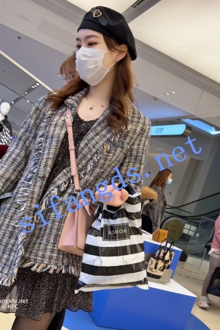 trump742时尚短裙美女逛街买衣服。黑色丝袜白色内内性感