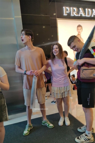 XM261黄色短裙外国小姐姐和同学出来旅游，黑色丁字裤