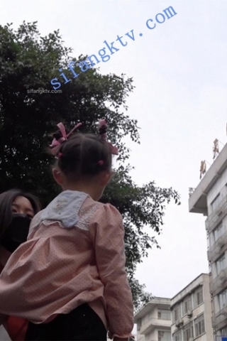 kc358（空城原创）带着孩子的红裙美艳少妇，黑窄N夹成丁