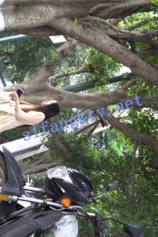 kc861（空城原创）带孩子逛街的短裙少妇，裙子被包掀起漏出NN