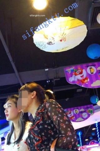 kc187（空城原创）和家人在游戏厅玩的连衣长裙妹子，肉色NN