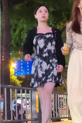 XM042黑色印花连衣裙小姐姐，黄色内内