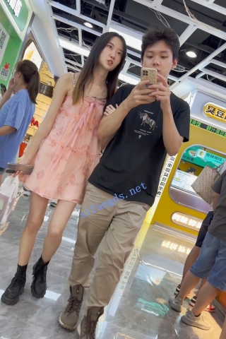 trump1082【KFC】吊带裙靓女和男友甜蜜逛街。一次性半透内内黑乎乎