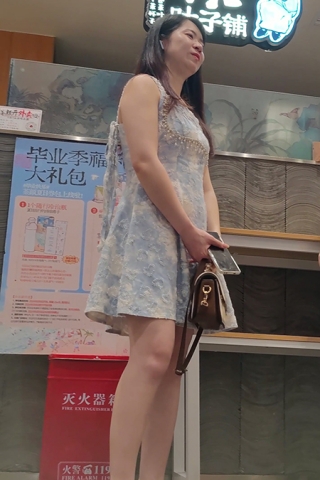 XM177蓝色连衣裙小姐姐买奶茶排队中抄底，白色内内