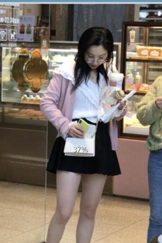 TK357-原创 投稿 抄底大白腿眼镜妹超薄肉丝白