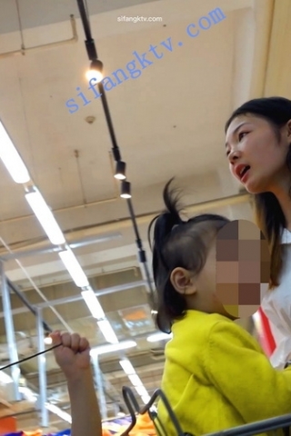 kc203（空城原创）带孩子逛超市的黑长裙少妇，红sao丁诱惑