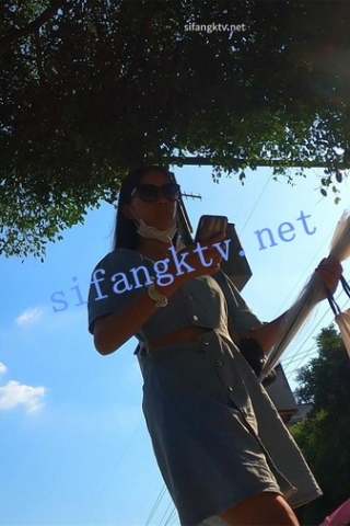 kc574（空城原创）戴墨镜的牛仔裙小姐姐，双镜头跟拍