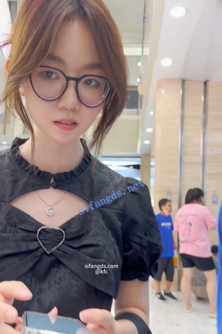 trump1141【KFC】长裙学生妹逛街被推销。被硬控不好意思离开趁机CD