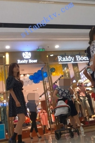 kc387（空城原创）商场看热闹的花裙妹子，米白色透明N夹翅膀