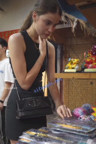 (BC-AA-410)三个长腿外国模特逛街..捂裙子仍被抄底丁字裤