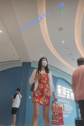 【XLBCD】047红色印花超短裙，穿着水晶高跟凉鞋的美女