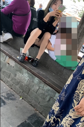 kc1451（空城原创）黑裙少妇坐树下玩手机，薄丝白N漏出