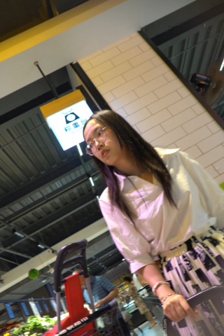 kc1458（空城原创）和朋友逛超市的眼镜小姐姐，微透米白N夹翅膀