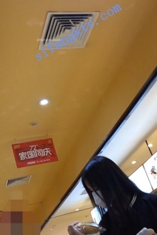 kc380（空城原创）只穿了一件外套就出门的薄丝妹子，透明打底