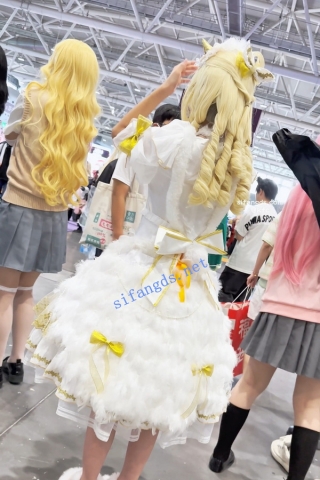 trump1161【KFC】学生妹COSER和朋友逛街。白色可爱内把B夹出一条缝