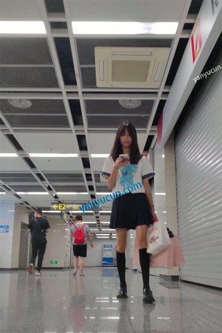 XM359黑色短腿哇JK小姐姐坐地铁，蓝色内内