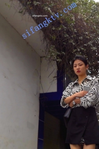 kc233（空城原创）高冷美艳小姐姐逛超市，收下带湿痕黄色NN