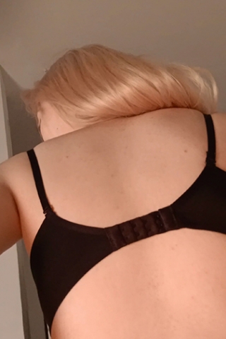 丰满软妹子的黑色内衣展示1