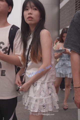 (BC-AA-540)蕾丝裙小姐姐多次弯腰..有防备意识捂裙子被抄底