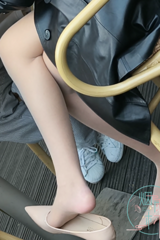 4k街拍极品肉丝平底鞋挑鞋